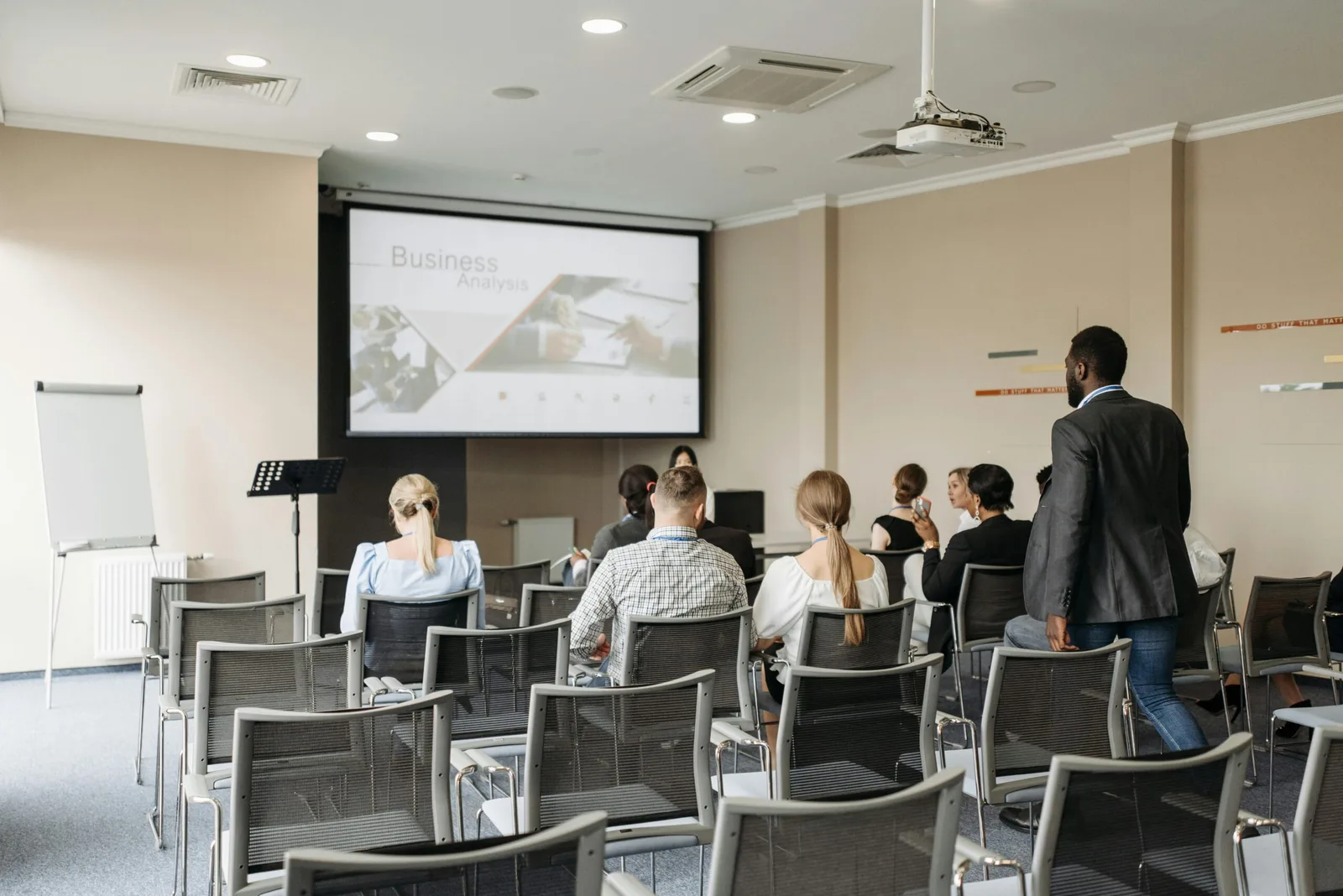 Studierende in einem Seminarraum, Vorlesungsfolien auf der Projektionsfläche