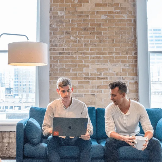 Zwei Personen arbeiten mit einem Laptop an Vorlesungsunterlagen